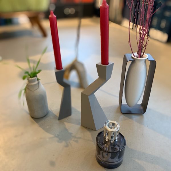 Mehre Deko Produkte wie Vasen oder Kerzen