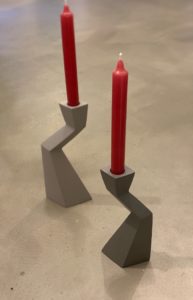 zwei Kerzenständer in ZICZAC Form