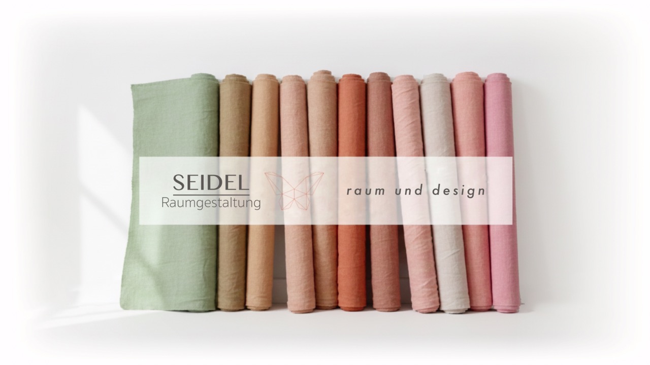 Dieses Bild zeigt mir Stoff freuen so wie sie bei Seidel Raumgestaltung in der Produktion aufgereiht stehen würden.