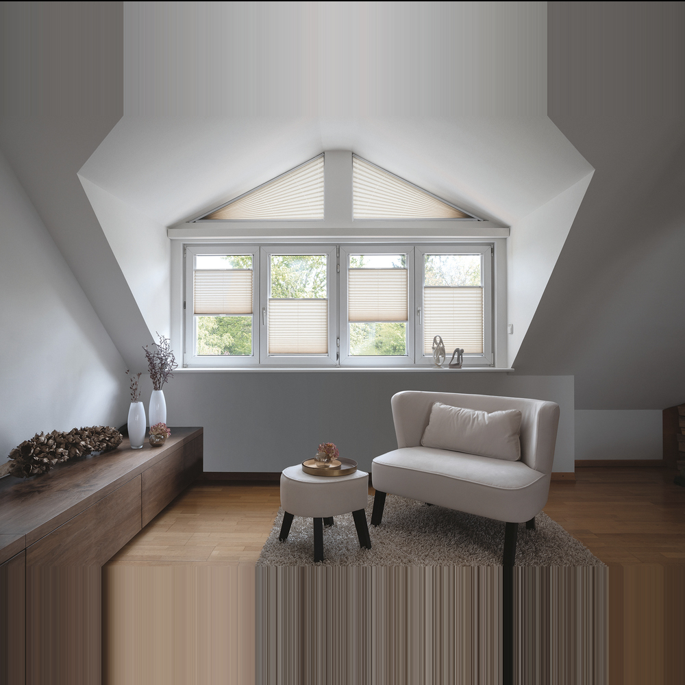 „Ein modernes, bodentiefes Fenster mit einem halbtransparenten Plissee in einem hellen Beigeton. Das Plissee ist mittig positioniert und lässt sanftes Tageslicht in den minimalistisch eingerichteten Raum.