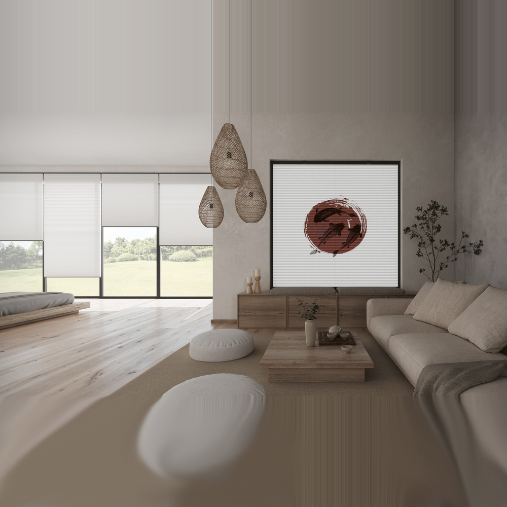 „Ein hellbeiges MHZ Wabenplissee an einem großen Fenster in einem Raum im Japandi-Stil. Das Plissee ist im unteren Fensterbereich positioniert und zeigt ein dezentes, großflächiges Muster mit KOI-Motiven. Im Vordergrund stehen minimalistische Holzmöbel und eine Bodenvase mit Trockengräsern vor einer hellen Wand.