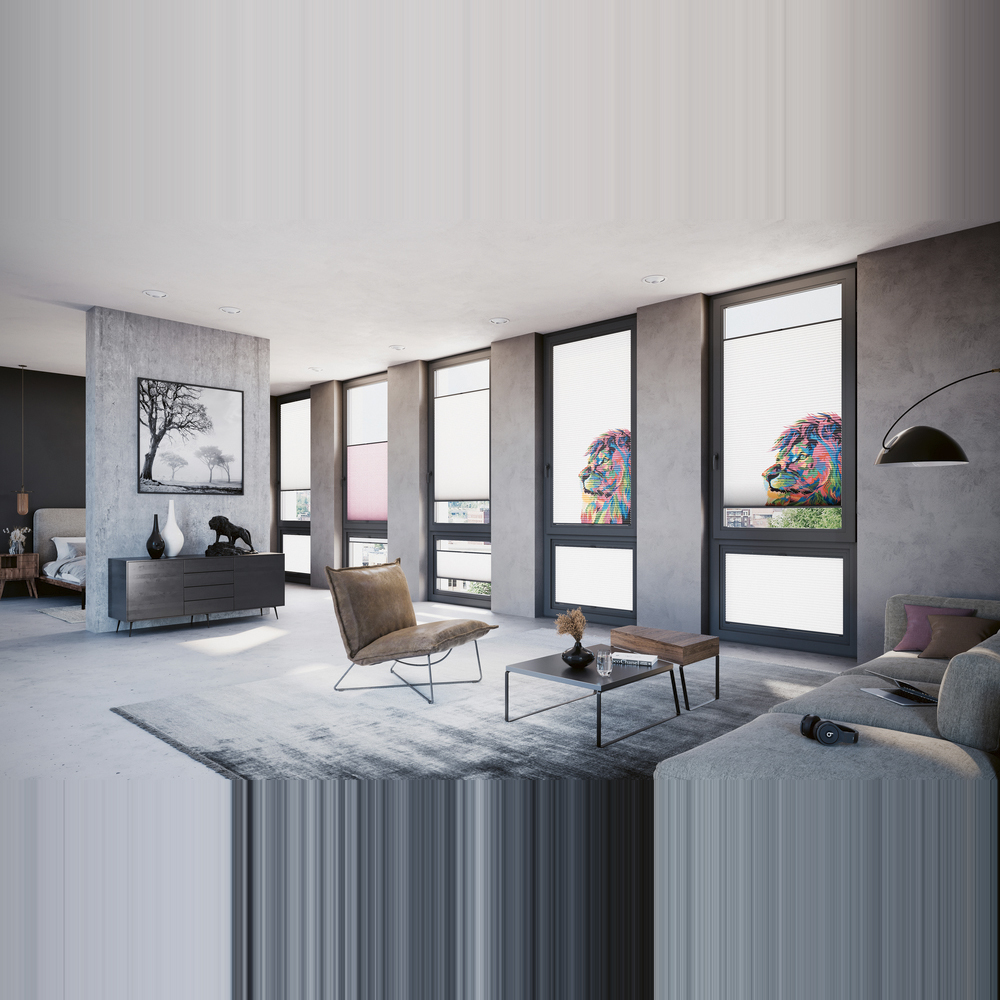 Ein modernes MHZ Wabenplissee mit einem großflächigen, abstrakten Leopardenmuster in Grau- und Beigetönen. Das Plissee ist als Sichtschutz im mittleren Teil eines großen Fensters positioniert. Im Vordergrund stehen ein minimalistischer dunkler Sessel und eine grüne Zimmerpflanze in einem hellen, modernen Wohnraum.