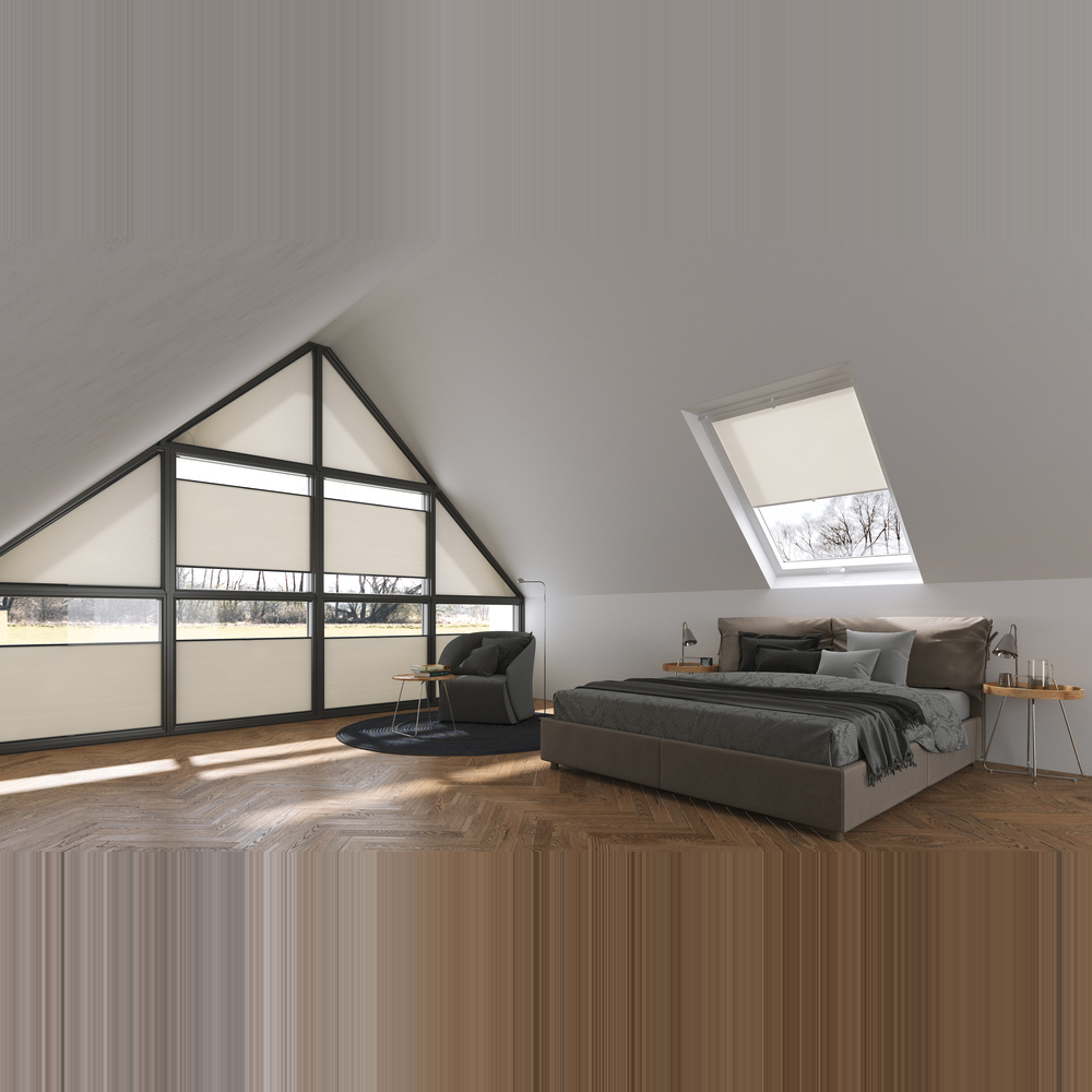 Modernes Wabenplissee in Anthrazit an einem hohen Fenster. Die flexible Positionierung ermöglicht eine gezielte Lichtsteuerung im Raum. Die kühle Farbe harmoniert perfekt mit einem modernen, puristischen Einrichtungsstil.