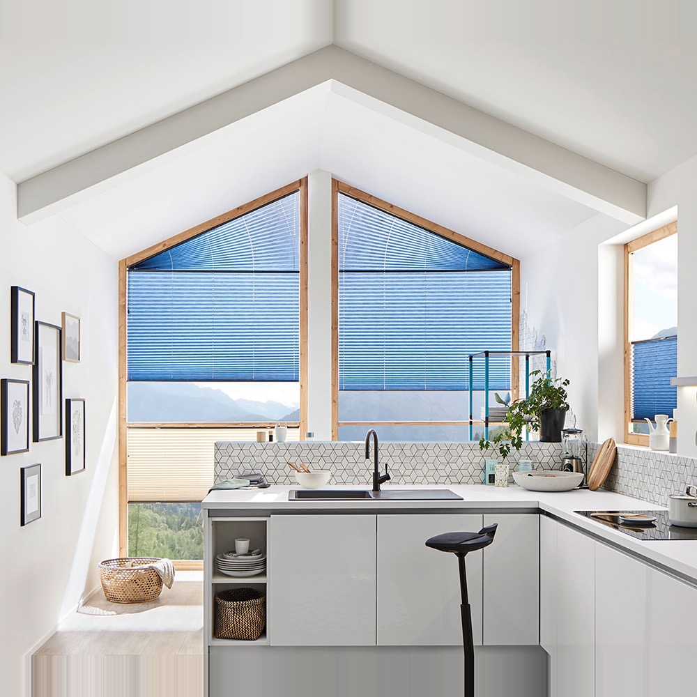 Dieses Bild Zeigt ein im Fenster verspanntes Plissee in Sonderform