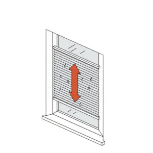 Eine schematische Strichzeichnung eines Fensters mit einem montierten Plissee. Das Plissee ist leicht feucht, angedeutet durch kleine Wassertropfen auf dem Stoff. Ein großer, zweizackiger roter Pfeil in der Mitte weist vertikal nach oben und unten, um die Bewegungsrichtung oder das Trocknen durch regelmäßiges Auf- und Zuziehen zu symbolisieren.