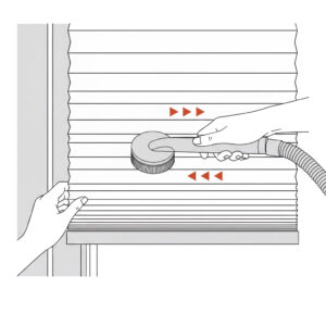 Eine Illustration zeigt die Reinigung eines Plissees mit einem Staubsauger. Eine Hand führt einen runden, weichen Bürstenaufsatz (Möbelpinsel) horizontal über die Falten des Stoffes. Rote Pfeile markieren die Bewegungsrichtung, während die andere Hand das Plissee seitlich stabilisiert.