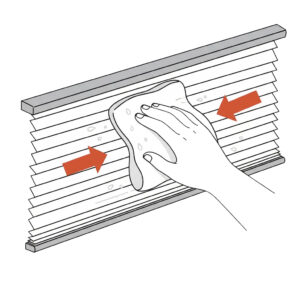 Illustration zur punktuellen Reinigung eines Plissees: Eine Hand führt ein weiches Baumwolltuch über die gefaltete Oberfläche des Stoffes. Zwei rote Pfeile weisen auf die betroffene Stelle hin, um das vorsichtige Heraustupfen von Verschmutzungen zu verdeutlichen.