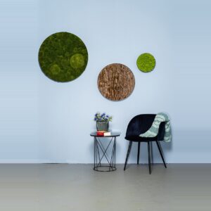 „Modernes Interior Design mit einer Mooswand der Freund GmbH – natürliche Wandbegrünung als Akzent über einem minimalistischen Tisch.