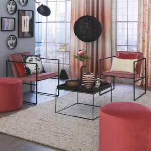 Gemütliches Wohnambiente mit einem hochwertigen Haro Wollteppich. Gut zu erkennen ist das natürliche Material (Schurwolle) und die reliefartige Hoch-Tief-Struktur, die dem Raum Tiefe verleiht.