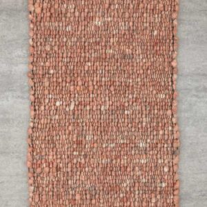 Detailaufnahme eines Haro Teppichs in Naturweiß aus reiner Schurwolle. Die Makroansicht zeigt die präzise Webtechnik ohne Knötchen und das plastische Muster der Hoch-Tief-Struktur, die für eine lebendige, helle Optik sorgt.