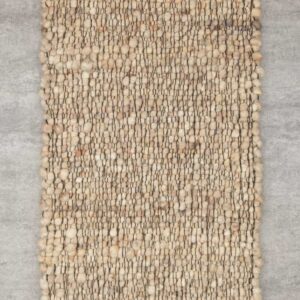 Detailaufnahme eines Haro Teppichs in Naturweiß aus reiner Schurwolle. Die Makroansicht zeigt die präzise Webtechnik ohne Knötchen und das plastische Muster der Hoch-Tief-Struktur, die für eine lebendige, helle Optik sorgt.