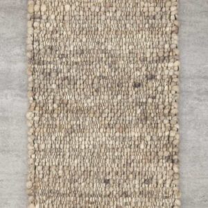 Detailaufnahme eines Haro Teppichs in Naturweiß aus reiner Schurwolle. Die Makroansicht zeigt die präzise Webtechnik ohne Knötchen und das plastische Muster der Hoch-Tief-Struktur, die für eine lebendige, helle Optik sorgt.