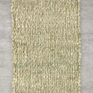 Detailaufnahme eines Haro Teppichs in Naturweiß aus reiner Schurwolle. Die Makroansicht zeigt die präzise Webtechnik ohne Knötchen und das plastische Muster der Hoch-Tief-Struktur, die für eine lebendige, helle Optik sorgt.