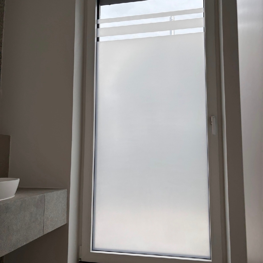 Fachgerechte Anbringung einer hochqualitativen Sichtschutzfolie an einer Fensterfront zur eleganten Raumgestaltung und Blickschutz.